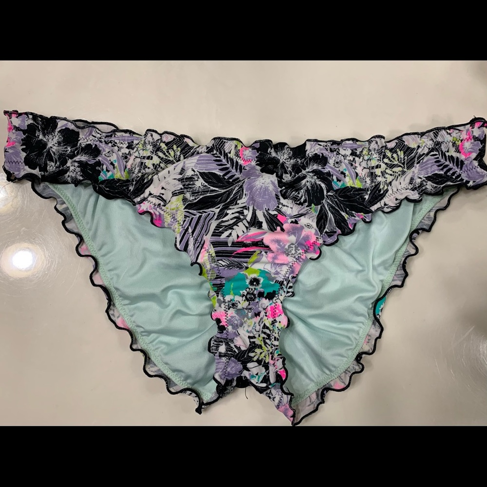 VICTORIA SECRET CAPRI RUFFLE CHEEKY SWIM BOTTOM EUC